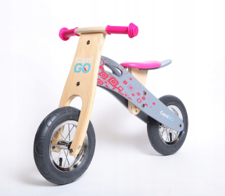 Drevený balančný bicykel s nafukovacími kolesami