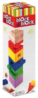 Drevená podloubí veža otriasla bloky