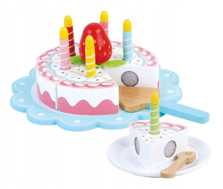 Drevená narodeninová torta. Sladká jahoda