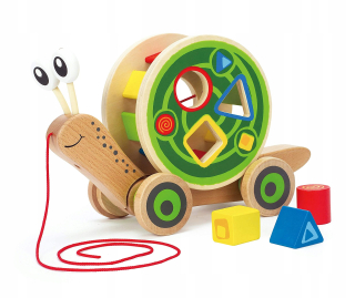 Hape slimák v farebných blokov na drevenom povrázku