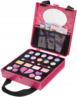 Kozmetika v detskom kufor. Make-up set