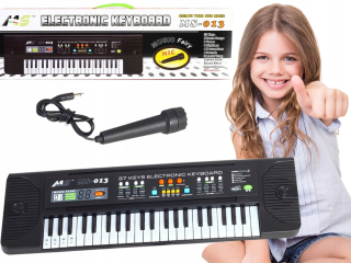 Klávesnica orgány piano s mikrofónom deťmi