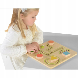 Maze posunul geometrické drevené figúrky