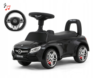 Darček osoby tlačného Mercedesu o dieťa