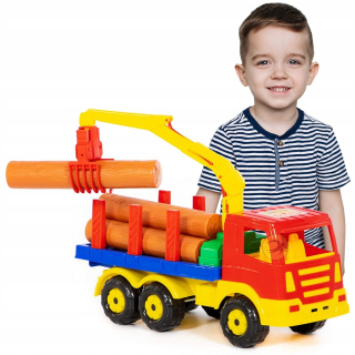 Prepravuje sa drevo s dreveným žeriavom