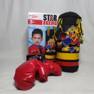 Boxu stanovená na 3 roky staré rukavice a vrecia